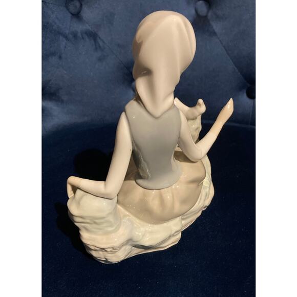 LLADRÓ Shepherdess Girl with Dove Porcelain Figurine – Hand-Made Spain, Marked - Picture 3 of 7